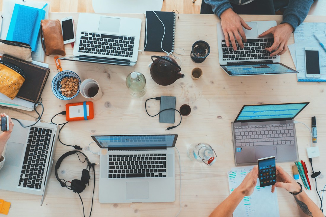 Equipo de consultoría tecnológica colaborando en una solución empresarial